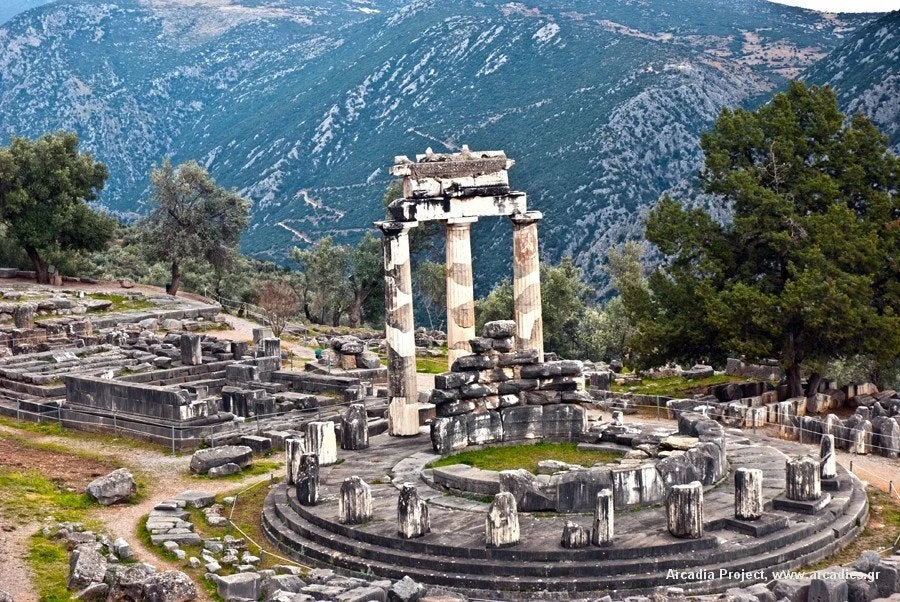 Το αιώνιο μυστικό του Μαντείου των Δελφών – Τι κρυβόταν κάτω από τον ομφαλό του κόσμου